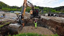 Michael Schwab (Firma Schleith) steht in der Grube bei der Freibad-Brücke (L194). Hier laufen Vorbereitungen, damit in diesem Bereich ...
