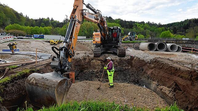 Michael Schwab (Firma Schleith) steht in der Grube bei der Freibad-Brücke (L194). Hier laufen Vorbereitungen, damit in diesem Bereich ...