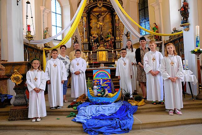 Sechs Kinder haben in der Pfarrkirche St. Margareta in Birkendorf ihre Erstkommunion gefeiert (von links): Sophia Rogg, Luca Gamper, ...
