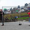 Jan Zeitler (links) und Roland Leitner räumten gemeinsam ein Zaunelement zur Seite und machten den Weg in den Uferpark in Überlingen ...