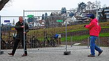 Jan Zeitler (links) und Roland Leitner räumten gemeinsam ein Zaunelement zur Seite und machten den Weg in den Uferpark in Überlingen ...