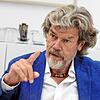 Dem Südtiroler Reinhold Messner liegt das traditionelle Bergsteigen am Herzen. Klettern in der Halle ist nichts für ihn.