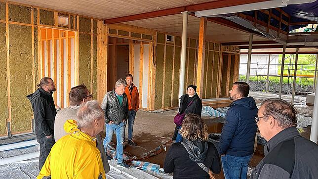 Der Gemeinderat während seiner Informationstour zum Baufortschritt auf der Kindergartenbaustelle westlich des neuen ...