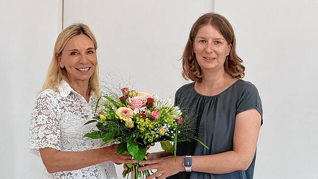 Gratulation und Blumen zur neuen Aufgabe: Verwaltungsdirektorin Barbara Martetschläger beglückwünscht Petra Wirth zur neuen ...