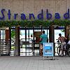 Das Strandbad in Friedrichshafen: Die Stadt meldet für die drei Freibäder ein besseres Zwischenergebnis als im Vorjahr.