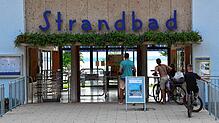 Das Strandbad in Friedrichshafen: Die Stadt meldet für die drei Freibäder ein besseres Zwischenergebnis als im Vorjahr.