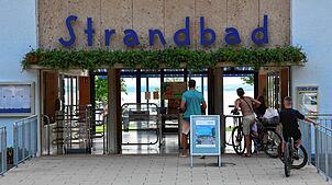 Das Strandbad in Friedrichshafen: Die Stadt meldet für die drei Freibäder ein besseres Zwischenergebnis als im Vorjahr.
