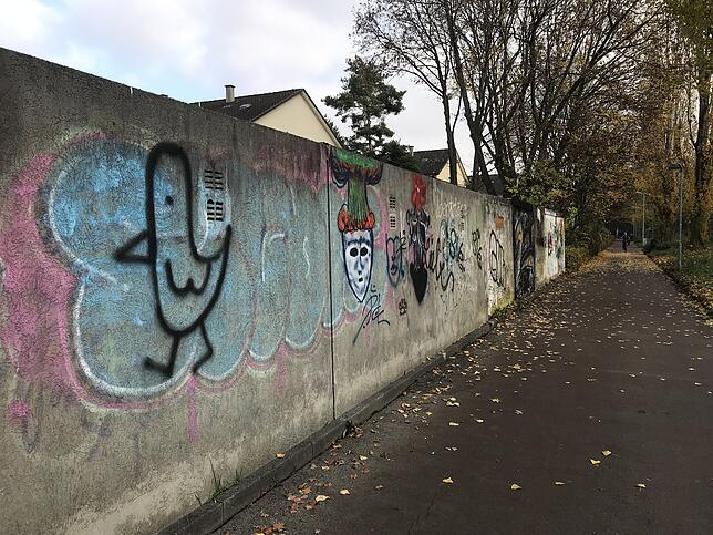 Auch auf der Rückseite der anliegenden Garagen finden sich überall Schmierereien – dies allerdings bereits seit Jahren.