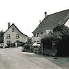 Die Poststraße Anfang der 70er-Jahre. Anstelle des landwirtschaftlichen Anwesens Maier und eines weiteren damaligen Hauses (auf der ...