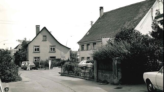 Die Poststraße Anfang der 70er-Jahre. Anstelle des landwirtschaftlichen Anwesens Maier und eines weiteren damaligen Hauses (auf der ...