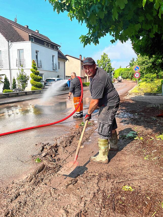 Josef Strittmatter befreit den Wasserablauf mit seiner Hand. Vor allem Geröll verstopfte den Abfluss.