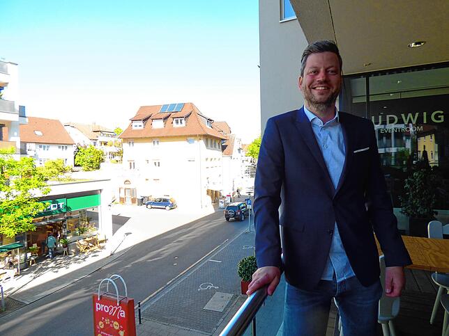 Kandidat Alexander Kauderer im Café Ludwig im Proma, das er selbst mehrere Jahre als Pächter geführt hatte. Mit seinen 37 Jahren sehe er ...