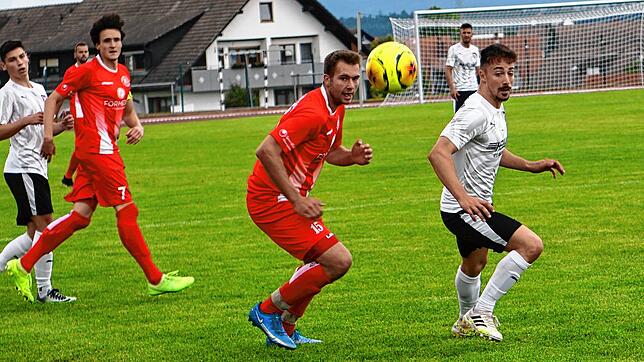 Bitter: Nach dem 1:1-Ausgleich durch Frank Trenkle (Mitte) kassierten die Löffinger gegen den SC Gottmadingen noch vier Treffer und ...