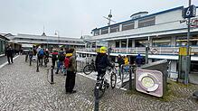 Kurz vor 9 Uhr im Konstanzer Hafen: Die Fahrgäste steigen in die MS Schwaben ein, um nach Meersburg überzusetzen.