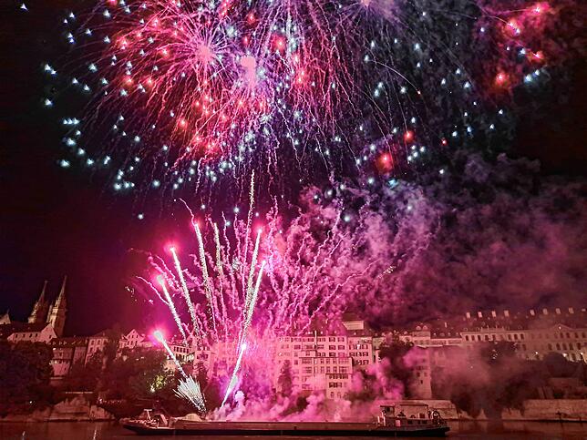 Bild 15: Basel lässt es krachen! Die schönsten Bilder des Feuerwerks am Rhein