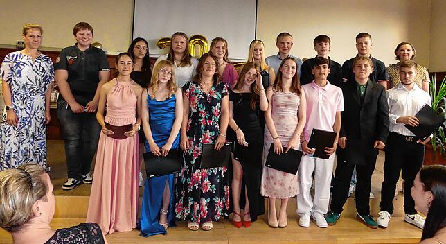 Die Klasse 9b mit Klassenlehrerin Mirja Siegmann (links im Bild) und Rektorin Gabriele Weiß (rechts).