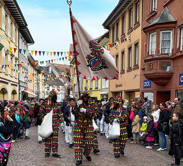 Angeführt vom Fahnenträger bewegt sich der Tross durch die Altstadt.