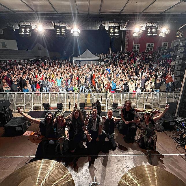 Was für ein Wahnsinns-Abend: Gut tausend Fans versammelten sich am Freitagabend im Schlosshof zu einer Nacht voller urschwäbischen Songs ...