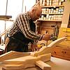 Nach Augenmaß fertigte sich Robert Peter diesen Rettlebock an, mit dem er den Nachläufer steuert. Das ist Handwerkskunst vom Feinsten.