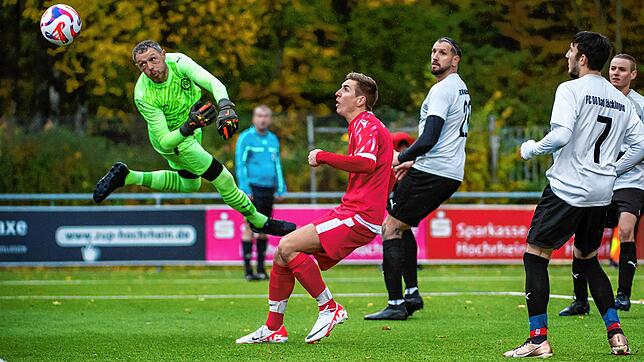 Flugeinlage: Der Bad Säckinger Keeper Leopoldo Visconti war beim Freistoß von Fabian Zumkeller zum 2:0 für die SG Weilheim/Gurtweil ...