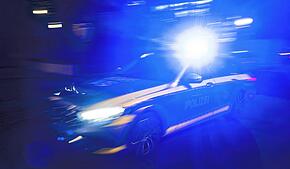 Ein Polizeiauto im Einsatz (Symbolbild). Ein 65-Jähriger kommt von der Straße ab. Der anschließende Drogentest war positiv.