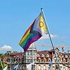 An der Alten Rheinbrücke von Konstanz weht die Pride-Flagge im Wind. Im Juli 2020 wurde erstmals die Regenbogen-Fahne gehisst. ...