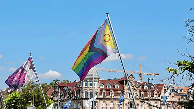 An der Alten Rheinbrücke von Konstanz weht die Pride-Flagge im Wind. Im Juli 2020 wurde erstmals die Regenbogen-Fahne gehisst. ...