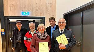 Ehrung für Mehrfachblutspender (von links): Ortsvorsteher Lutz Rademacher, William Greiner (DRK-Vizevorsitzender Döggingen), Andrea ...