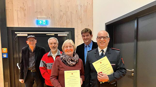 Ehrung für Mehrfachblutspender (von links): Ortsvorsteher Lutz Rademacher, William Greiner (DRK-Vizevorsitzender Döggingen), Andrea ...
