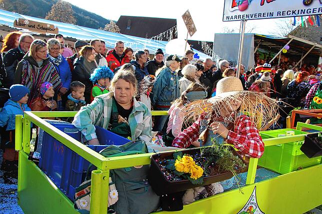 Bild 31: 56 Zünfte am Start beim Kleggau-Narrentreffen - hier die Bilder