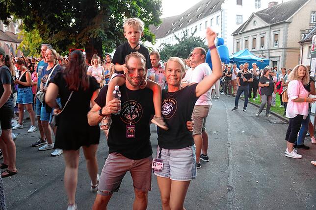Bild 20: Bilder der großen Party mit den Fäaschtbänklern im Salemer Schlosspark