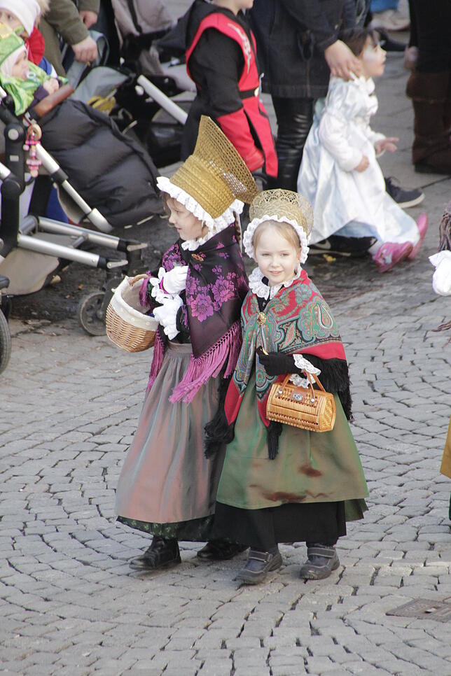 Bild 13: Bilder vom großen Kinderumzug von oben – Teil 1