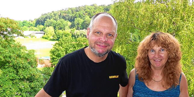 Das Ehepaar Löbe-Spießer im Buhlenweg 36, vierter Stock mit Blick auf Sportanlage und Schwaketenbad-Baustelle.