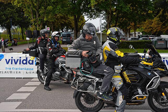 Die Kameramänner, durch die das Rennen live übertragen wird, sind bereit zur Abfahrt.