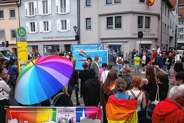 Bild 25: Der Überlinger CSD in Bildern, und dazwischen eine kleine Gruppe AfD