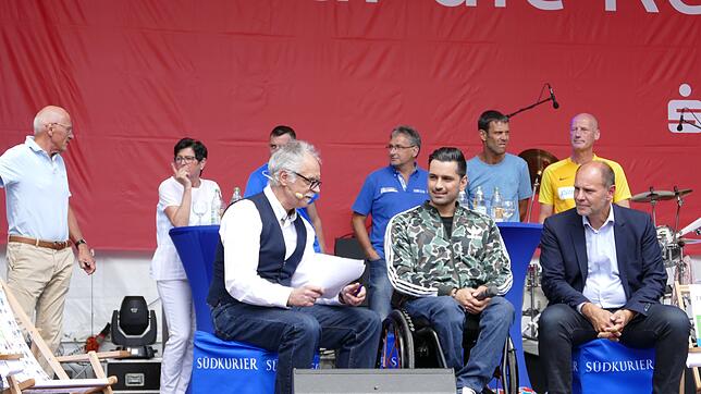 Beim Polit-Talk beim Stadtfest in Singen unterhalten sich die Teilnehmer zum Thema "Ständig am Ball für Demokratie". In der ersten Runde ...
