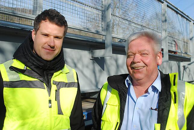 Projektleiter Thomas Kuhn (links) und Theo Merz, Leiter des Tiefbauamts, freuen sich über den erfolgreichen Einbau der Rohrbrücke.