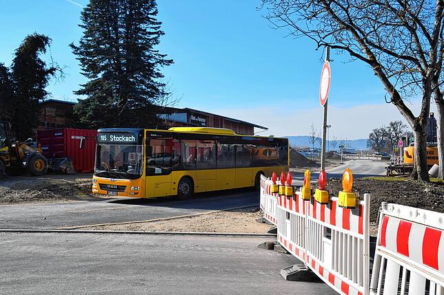 Bild 4: Reinfahren, suchen, scheitern, rausfahren: Massenweise Autos auf der Umleitung in Bodman und eine halbe Völkerwanderung vom Weilerkapellen-Parkplatz zum See