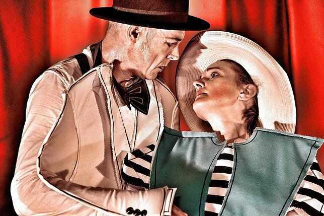 Eine Frau, zwei Männer, die Welt im Chaos – das war in Rick‘s Café so und das erzählt das NN Theater Köln mit Livemusik und ...