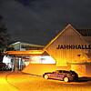 Die Jahnhalle in Stockach bei Nacht. Sie soll im Ernstfall mit einem Notstromaggregat zum Notfalltreffpunkt werden.