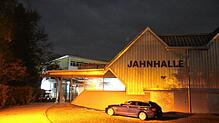 Die Jahnhalle in Stockach bei Nacht. Sie soll im Ernstfall mit einem Notstromaggregat zum Notfalltreffpunkt werden.
