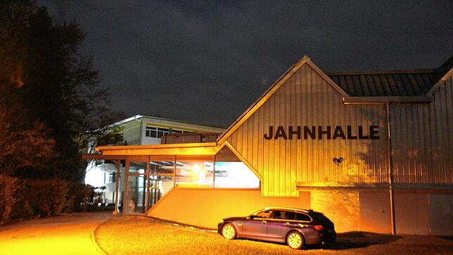Die Jahnhalle in Stockach bei Nacht. Sie soll im Ernstfall mit einem Notstromaggregat zum Notfalltreffpunkt werden.