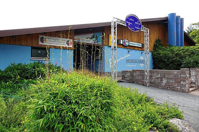 Eisporthalle und Hallenbad.