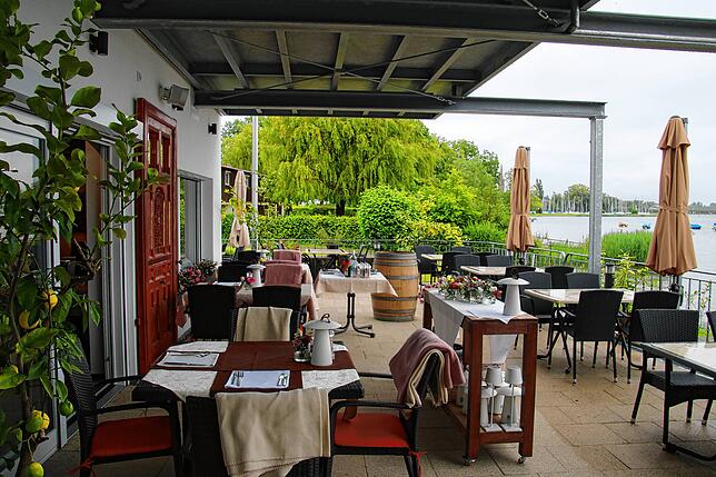 Bei Sonnenschein noch schöner: die Terrasse mit Seeblick.