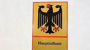 Der Zoll kontrollierte den Mann bei seiner Einreise aus London. (Symbolbild)