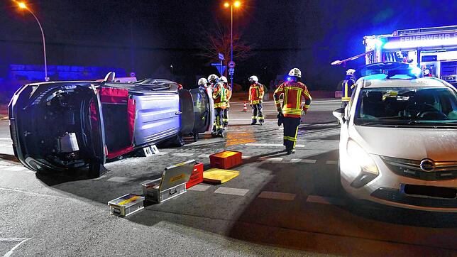 Eines der verunfallten Fahrzeuge war umgekippt.