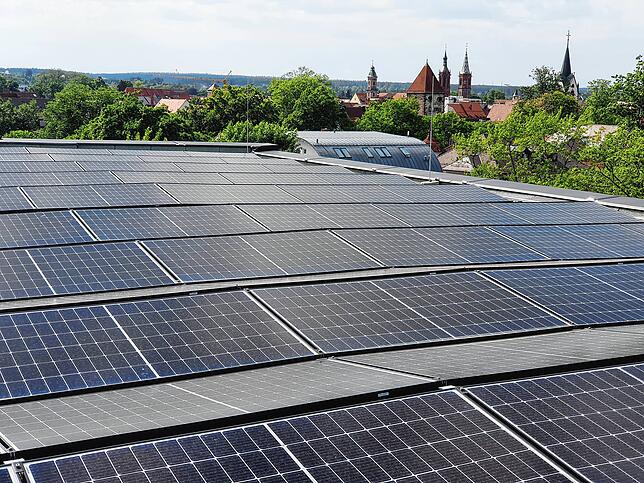 Solar auf kommunalen Dächern gibt es in Villingen bereits als Standard. Im Hintergrund Münster und Johanneskirche. Das Dach ist ganz neu ...