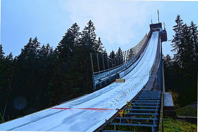 99 Meter ist die Langenwaldschanze lang. Wenn Schnee liegt wird hier regelmäßig trainiert und Wettkämpfe ausgetragen.