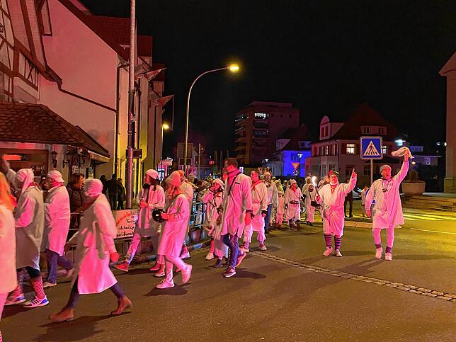 Bild 30: Weiße Narren ziehen durch Stockach: Die schönsten Bilder vom Hemedglonkerumzug und der Verbrennung