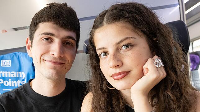 Mit der Deutschen Bahn geht es für das Geschwister-Duo nach Basel.